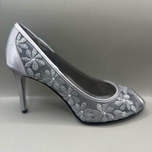 **NEW** Adrianna Papell Silver Lace Peep-Toe Stiletto Sz 8